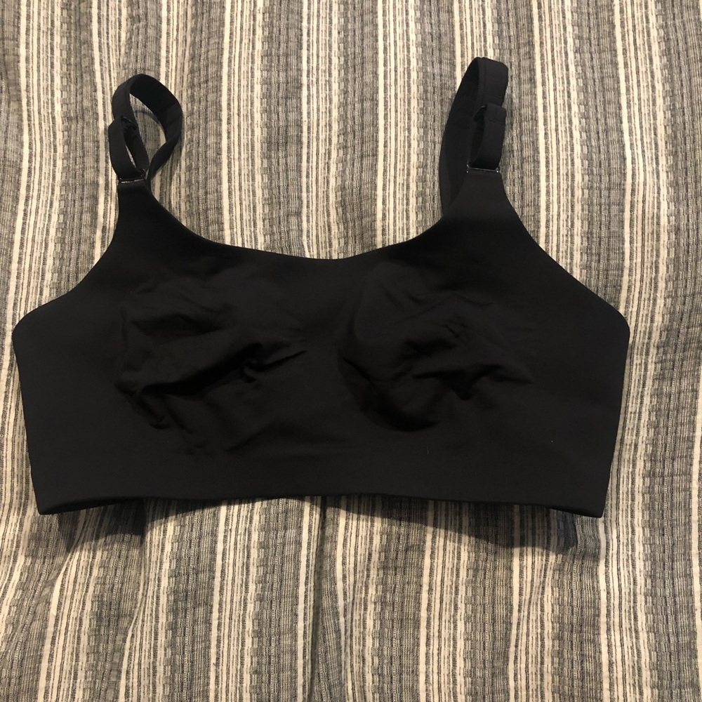 Lululemon “booby bracer”